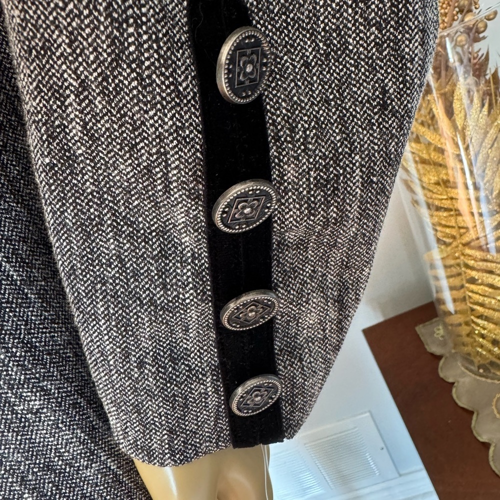 Conrad C Women's Military-Style Jacket with gorgeous buttons. Ptp 23”length22.5” - Picture 10 of 14